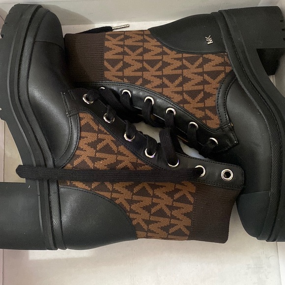 Michael kors boots - Picture 1 of 3